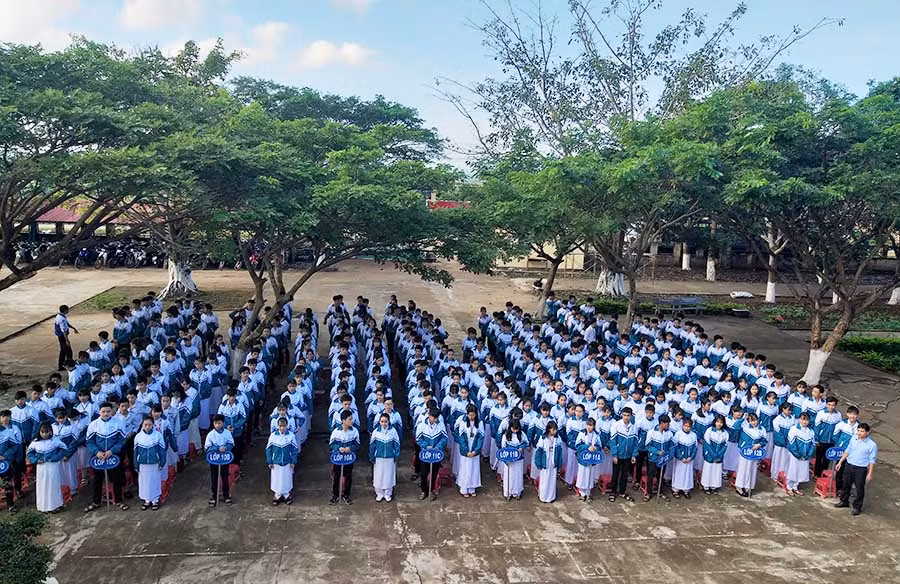 Học sinh Trường THPT Anh hùng Núp trong một buổi chào cờ. Ảnh: Nguyễn Giang.jpg