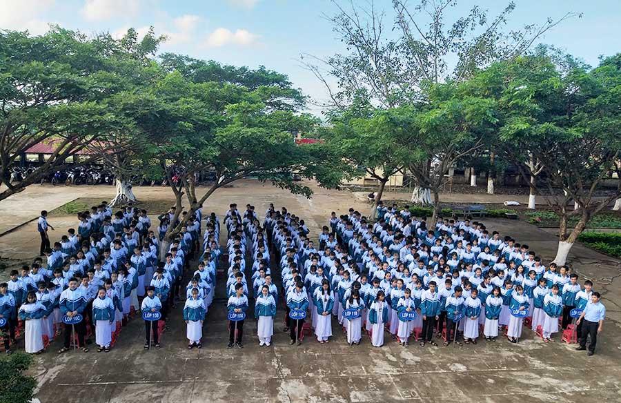 Học sinh Trường THPT Anh hùng Núp trong một buổi chào cờ. Ảnh: Nguyễn Giang.jpg