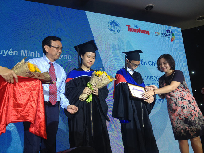 Các thủ khoa được vinh danh tại chương trình 