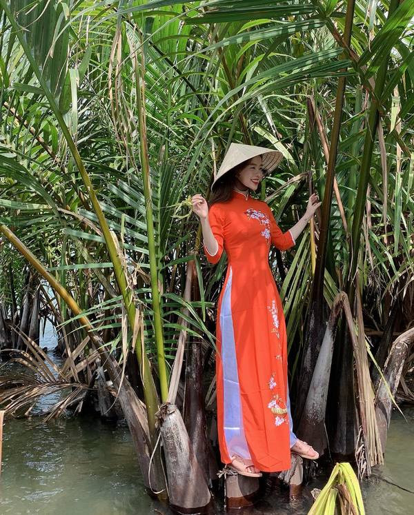 Ha Neul có dịp tham gia tour thuyền thúng ở rừng dừa Bảy Mẫu.