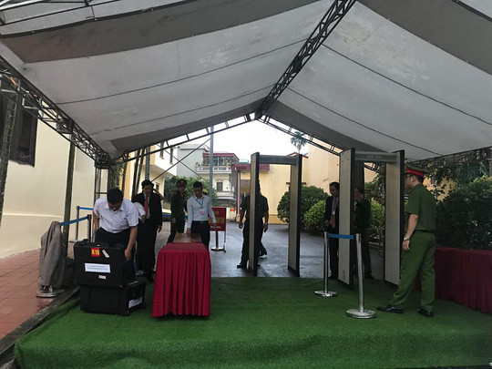 Kiểm tra an ninh đối với những người tham dự phiên tòa Kiểm tra an ninh đối với những người tham dự phiên tòa