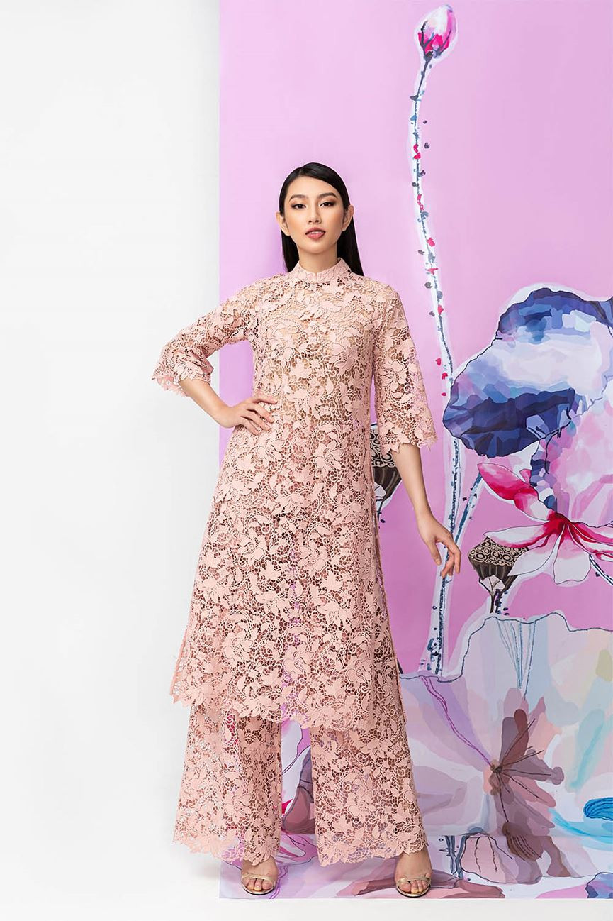 Chất liệu ren cotton với họa tiết dịu dàng và nữ tính, với ý tưởng và cảm hứng NTK Thủy Nguyễn luôn muốn thử nghiệm những chất liệu mới lạ vào thiết kế áo dài truyền thống để đem lại cho người mặc sự thoải mái, tinh tế.