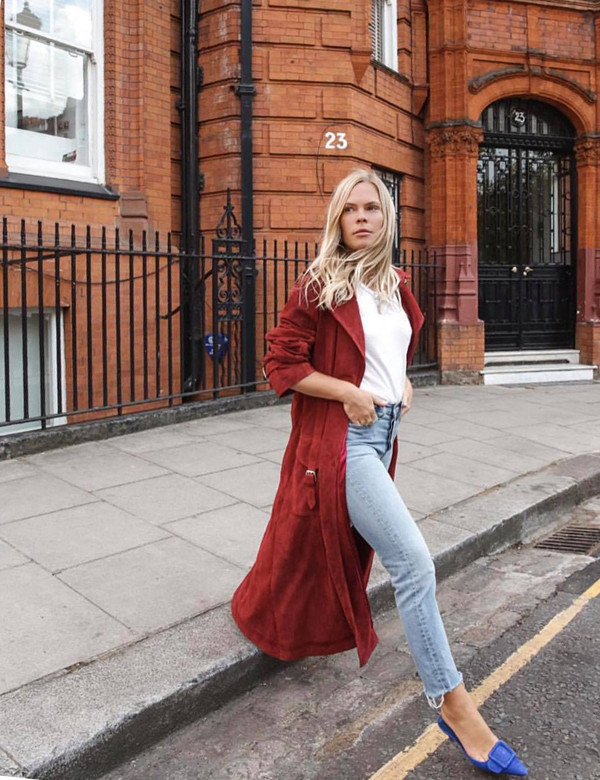 Trench coat nâu, nude, nâu đất, camel vẫn dẫn đầu xu hướng thu đông, bên cạnh đó bạn gái văn phòng có thể giúp mình nổi bật bằng áo ấm gam màu bắt mắt.