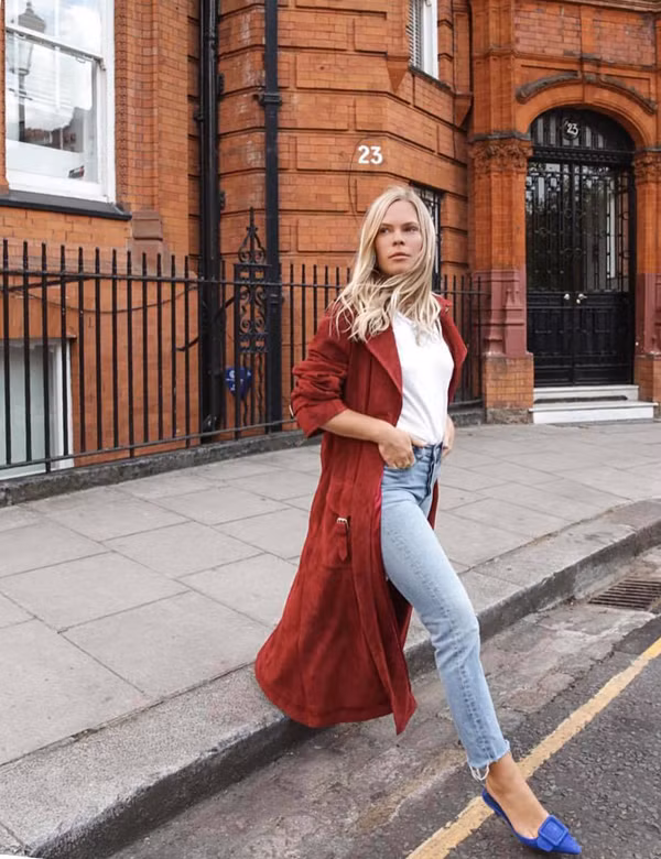 Trench coat nâu, nude, nâu đất, camel vẫn dẫn đầu xu hướng thu đông, bên cạnh đó bạn gái văn phòng có thể giúp mình nổi bật bằng áo ấm gam màu bắt mắt.