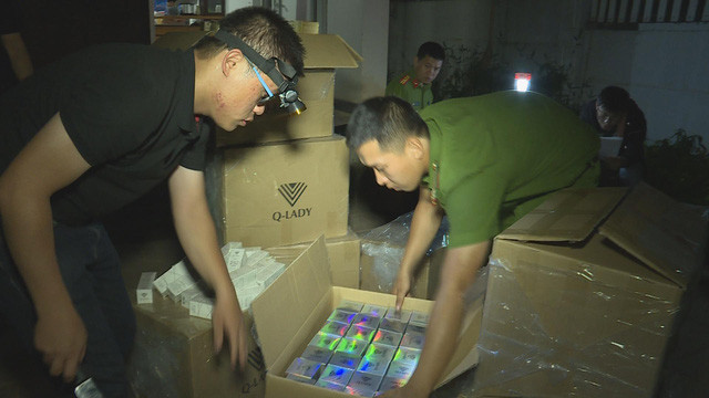 Gần 1.500 sản phẩm mỹ phẩm không rõ nguồn gốc đang được đưa ra thị trường tiêu thụ  Gần 1.500 sản phẩm mỹ phẩm không rõ nguồn gốc đang được đưa ra thị trường tiêu thụ