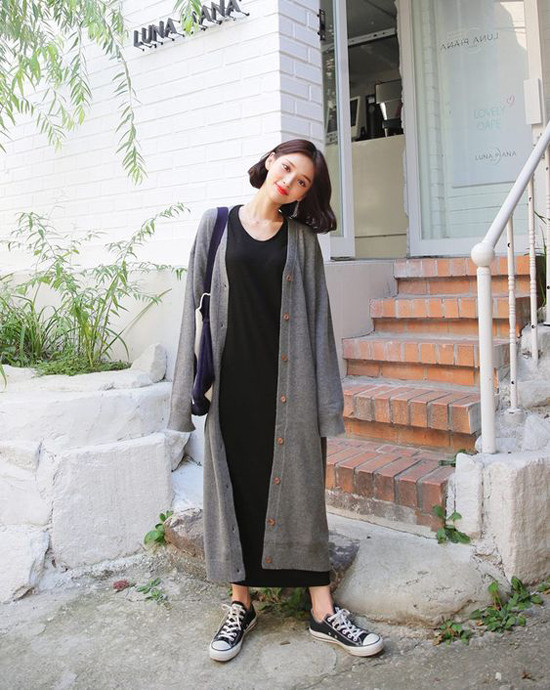 Cardigan dáng dài khi được đặt cạnh các mẫu váy maxi sẽ mang đến set đồ thoải mái. Nhưng các kiểu trang phục này chỉ phù hợp với bạn gái mảnh dẻ và có chiều cao lý tưởng. Cardigan dáng dài khi được đặt cạnh các mẫu váy maxi sẽ mang đến set đồ thoải mái. Nhưng các kiểu trang phục này chỉ phù hợp với bạn gái mảnh dẻ và có chiều cao lý tưởng.