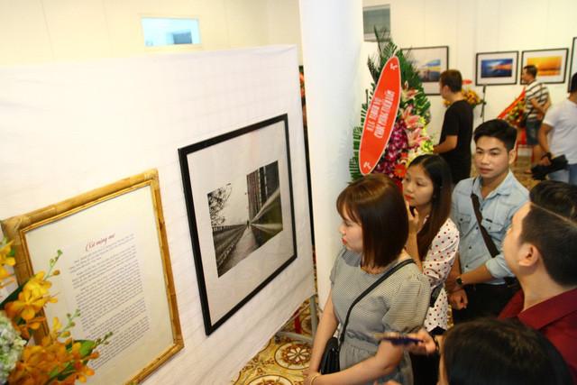  Đông đảo người dân, giới nhiếp ảnh và nghệ thuật đến xem triển lãm 