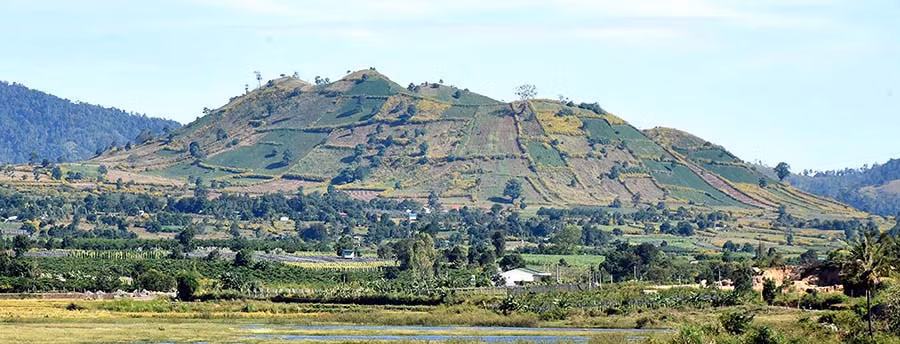 Núi lửa Chư Đăng Ya huyện Chư Pah nhìn từ xa