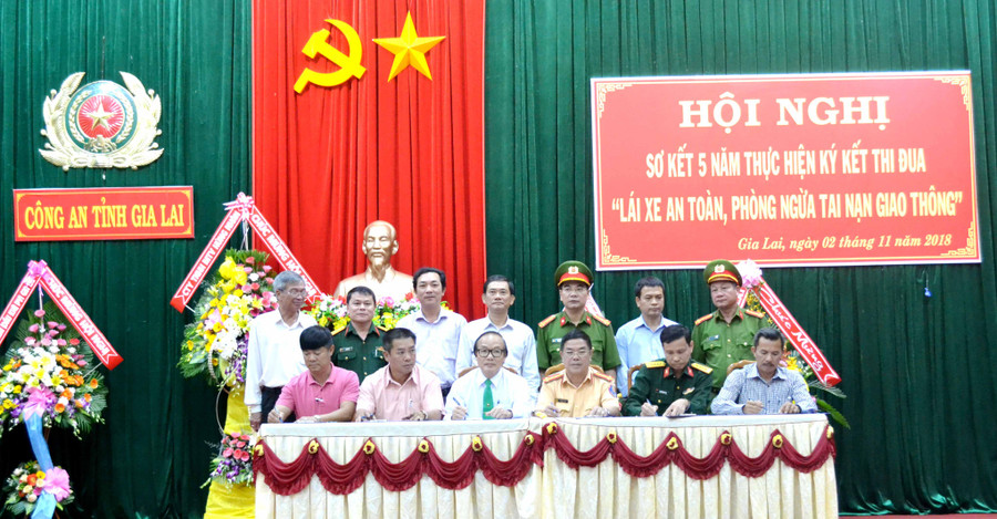 Đại diện các đơn vị tham gia ký kết thi đua lái xe an toàn. Ảnh: Lê Hòa