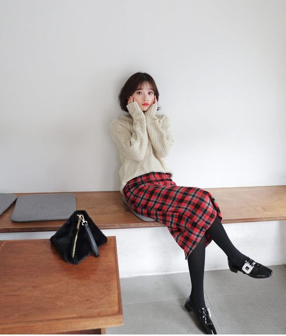 Set đồ đậm chất thu đông với áo len vặn thừng, chân váy vải tweed và mẫu túi xách tay xinh xắn trên chất liệu lông thú nhân tạo.