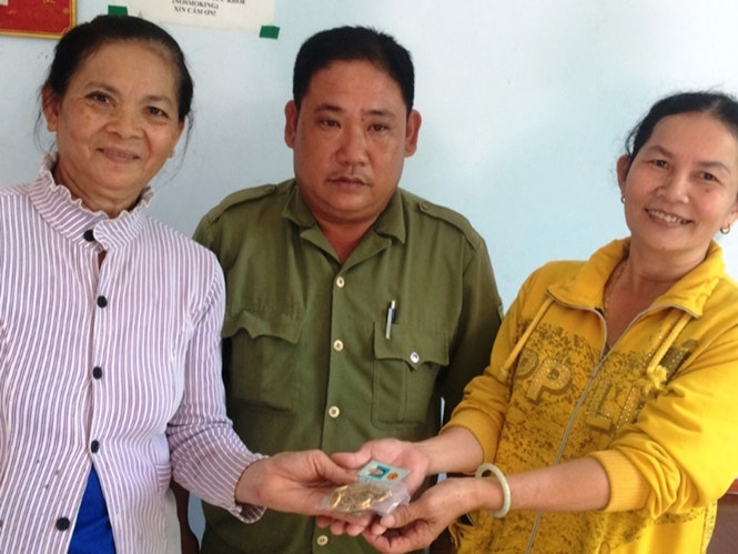 Bà Nguyễn Thị Thắng (phải) trao trả 3 lượng vàng cho bà Nguyễn Thị Ri