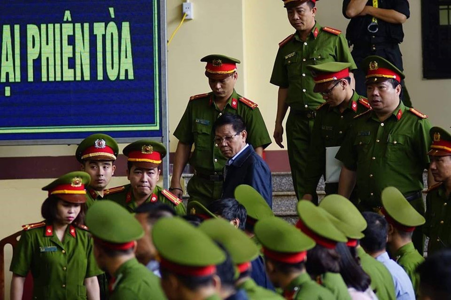 Bị cáo Phan Văn Vĩnh được dẫn đến tòa. Ảnh CN. Bị cáo Phan Văn Vĩnh được dẫn đến tòa. Ảnh CN.