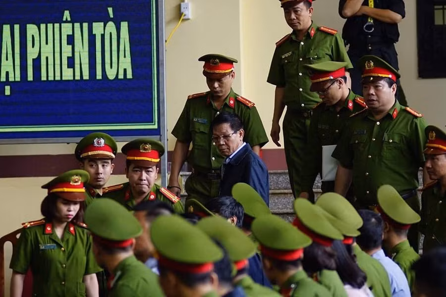 Bị cáo Phan Văn Vĩnh được dẫn đến tòa. Ảnh CN.