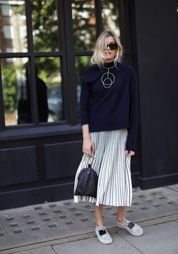 Váy xếp ly trên các chất liệu metalic được mix-match cùng áo len, áo nỉ tối màu để cân bằng sắc độ cho tổng thể. Váy xếp ly trên các chất liệu metalic được mix-match cùng áo len, áo nỉ tối màu để cân bằng sắc độ cho tổng thể.