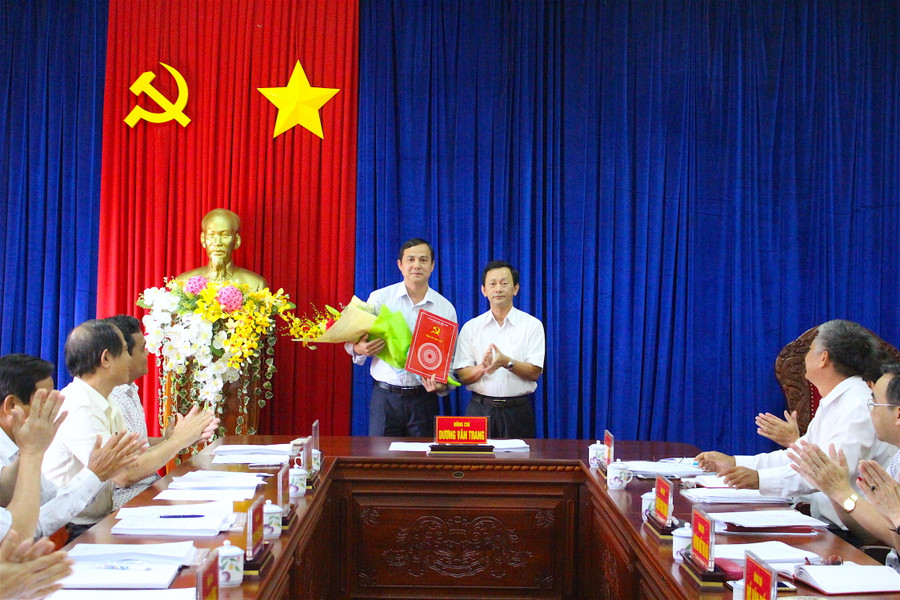 Bí thư Tỉnh ủy trao Quyết định của Ban Bí thư cho đồng chí Võ Thanh Hùng. Ảnh: Hồng Thi