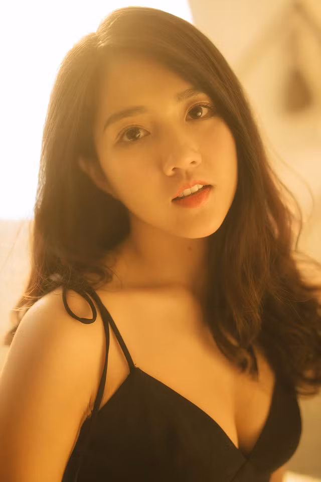  Kiều Trinh chia sẻ, đây là lần đầy tiên cô thử nghiệm phong cách gợi cảm này. Trước đây, do thân hình gầy nên Trinh không thường xuyên chọn những chiếc váy hở ngực.