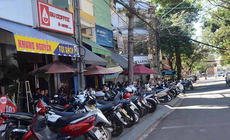 Nhiều CB, CC thường ra các quán cà phê trên đường Hoàng Hoa Thám, TP. Pleiku uống cà phê trong giờ hành chính. Ảnh: Vĩnh Hoàng