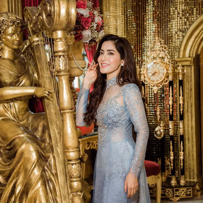 Sớm thể hiện tài năng phim ảnh, Pinky Savika trở thành ngôi sao ngay từ khi còn thiếu niên khi đóng cùng tài tử Veerapap Suparbpaiboon trong bộ phim phiêu lưu hành động Angkor 2.