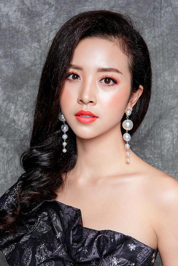 Với sắc son này, bạn chỉ cần trang điểm mắt nhẹ bằng phấn màu nude hoặc phấn cùng tone với màu son.