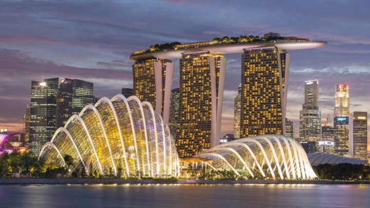 Singapore. Khí hậu Singapore có phần giống với Malaysia, nhưng tháng 6 - tháng 7 là thời điểm du lịch thích hợp hơn cả vì trời ít khi mưa và cũng là mùa "sale" của đảo quốc sư tử. Singapore. Khí hậu Singapore có phần giống với Malaysia, nhưng tháng 6 - tháng 7 là thời điểm du lịch thích hợp hơn cả vì trời ít khi mưa và cũng là mùa