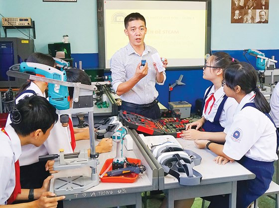 Ngày Nhà giáo Việt Nam 20-11 với thầy Nguyễn Trung Anh Vũ, giáo viên Trường THCS Lê Quý Đôn (quận 3), niềm vui như được nhân đôi vì cũng là ngày sinh của thầy. Ngoài bằng cử nhân sư phạm, thầy đã tự bổ sung cho mình văn bằng 2 cử nhân công nghệ thông tin, tham gia nhiều khóa đào tạo về tâm lý để làm dày hơn hành trang đứng lớp. Thầy chia sẻ, mỗi học trò có khả năng tiếp nhận khác nhau, người giáo viên không thể lặp đi lặp lại cùng một giáo án cho tất cả học trò. Để có sự biến hóa riêng trong từng tiết dạy, giáo viên phải không ngừng sáng tạo, sử dụng các thiết bị công nghệ 4.0, đáp ứng nhu cầu học tập ngày càng đa dạng của học trò. Ảnh: HOÀNG HÙNG