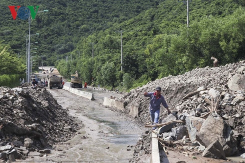 Đại lộ Nguyễn Tất Thành nối sân bay Cam Ranh với thành phố Nha Trang được thông tuyến một bên.
