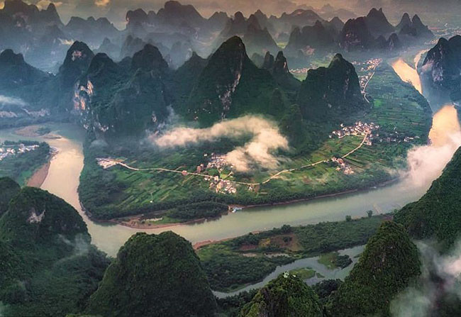  Sông Li uốn khúc quanh những ngọn đồi xanh tốt ở quận Yangshuo.