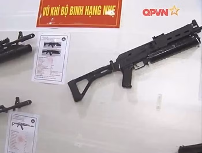 Việt Nam đã bất ngờ giới thiệu một số dòng súng của nước ngoài được Việt Nam sản xuất thành công sau khi mua bản quyền.