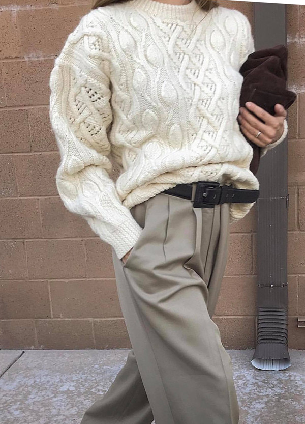  Mặc áo len dáng rộng cùng các kiểu quần âu xếp ly cũng là cách thể hiện nét cá tính khi đến văn phòng.