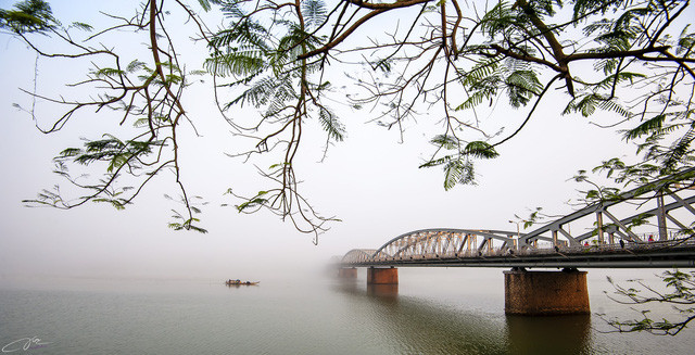 Cầu Trường Tiền hơn 100 năm tuổi và buổi sáng tinh mơ trong màn sương mù mờ ảo