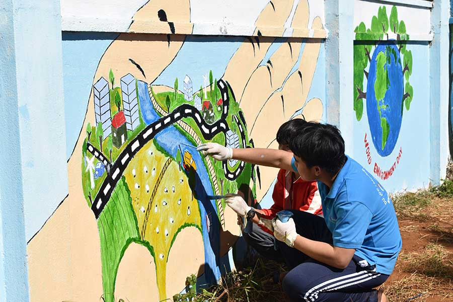  Học sinh thích thú khi tham gia vẽ tranh lên tường. Ảnh: P.T