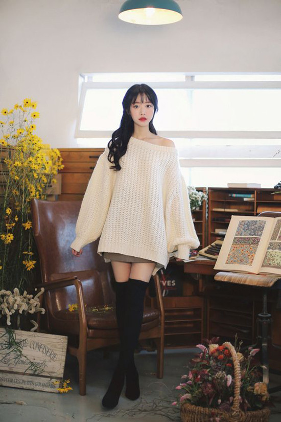 Đến văn phòng vào những ngày trời trở gió, chị em công sở có thể mix các kiểu áo len dáng rộng, áo cardigan cùng những mẫu đầm liền thân, váy ngắn và phụ kiện bốt cổ thấp. Đến văn phòng vào những ngày trời trở gió, chị em công sở có thể mix các kiểu áo len dáng rộng, áo cardigan cùng những mẫu đầm liền thân, váy ngắn và phụ kiện bốt cổ thấp.