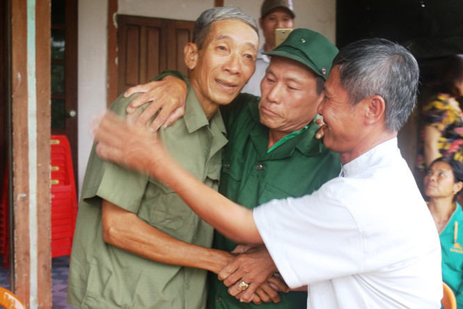 Đồng đội và bạn bè ông Bình ôm nhau trong ngày ông này trở về 