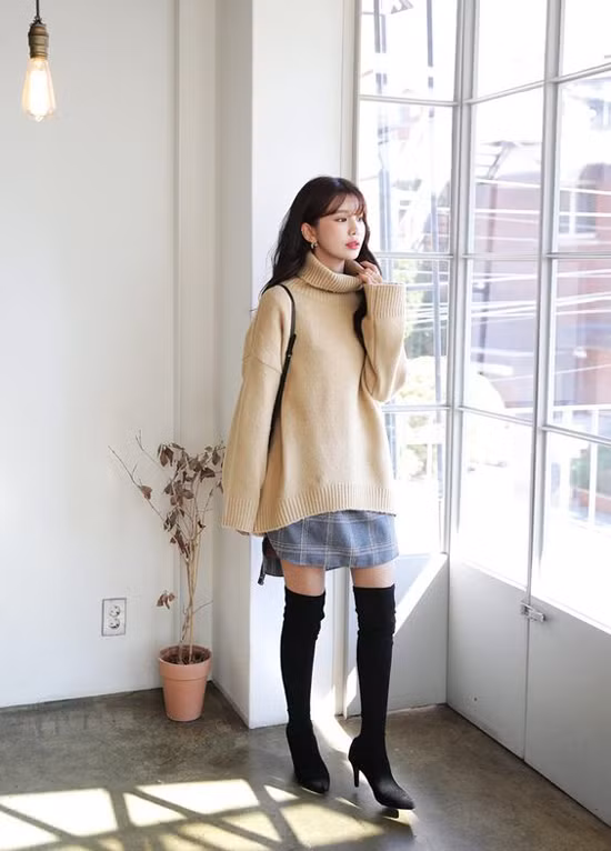 Những mẫu váy, đầm sơ mi mỏng manh ngày hè vẫn có thể dùng ở mùa đông khi được phối cùng áo len cổ lọ, bốt cổ cao. Để giúp mình trở nên cao ráo hơn, các nàng cần chọn các mẫu bốt ôm sát, tạo cảm giác thon dài cho đôi chân.