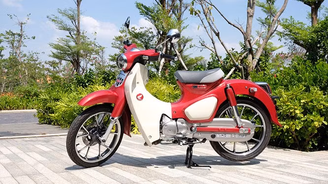Honda Việt Nam không đặt nặng mục tiêu doanh số đối với Super Cub C125 mà chỉ tập trung vào một lượng khách hàng dư dả tài chính (Ảnh: Wicky Nguyễn) 