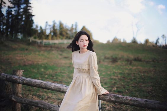 Váy cổ điển màu nude vừa có thể sử dụng đi làm vừa có thể chưng diện khi đi du lịch hoặc hẹn hò cà phê cùng bạn bè. Váy cổ điển màu nude vừa có thể sử dụng đi làm vừa có thể chưng diện khi đi du lịch hoặc hẹn hò cà phê cùng bạn bè.