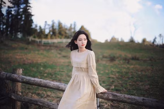  Váy cổ điển màu nude vừa có thể sử dụng đi làm vừa có thể chưng diện khi đi du lịch hoặc hẹn hò cà phê cùng bạn bè. 