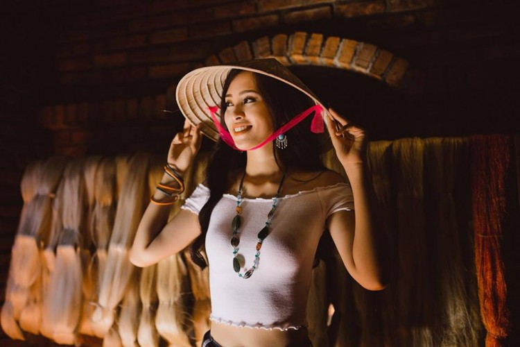  Sinh ra và lớn lên ở vùng đất Hội An- nơi từng là thương cảng sầm uất trong việc buôn bán tơ lụa. Nên trong bộ ảnh Tiểu Vy muốn giới thiệu đến khán giả nghề dệt lụa tại quê hương.