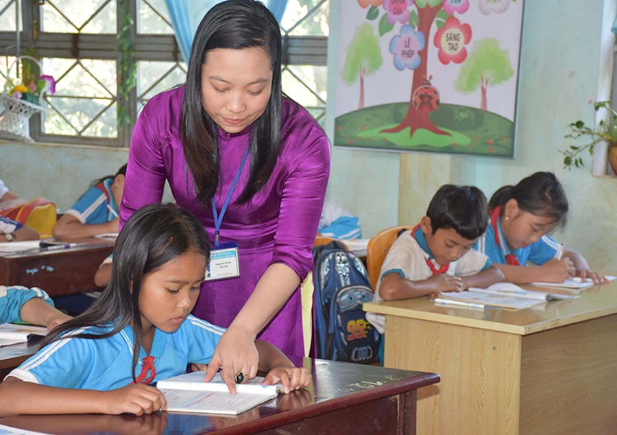  Cô giáo Phạm Thị Thu Hà luôn tận tụy với học trò của mình. Ảnh: T.D
