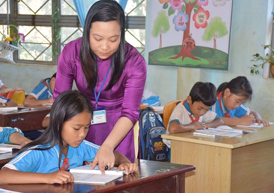  Cô giáo Phạm Thị Thu Hà luôn tận tụy với học trò của mình. Ảnh: T.D