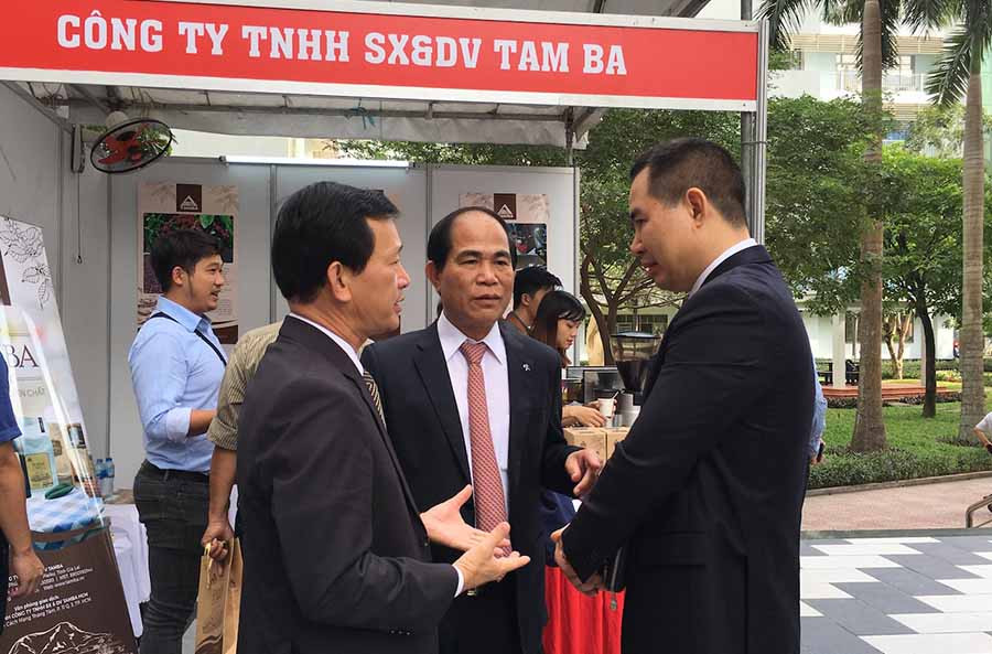 Lãnh đạo tỉnh Gia Lai giới thiệu sản phẩm của địa phương với doanh nghiệp nước ngoài. Ảnh: Hà Duy Lãnh đạo tỉnh giới thiệu sản phẩm Gia Lai với doanh nghiệp nước ngoài. Ảnh: Hà Duy