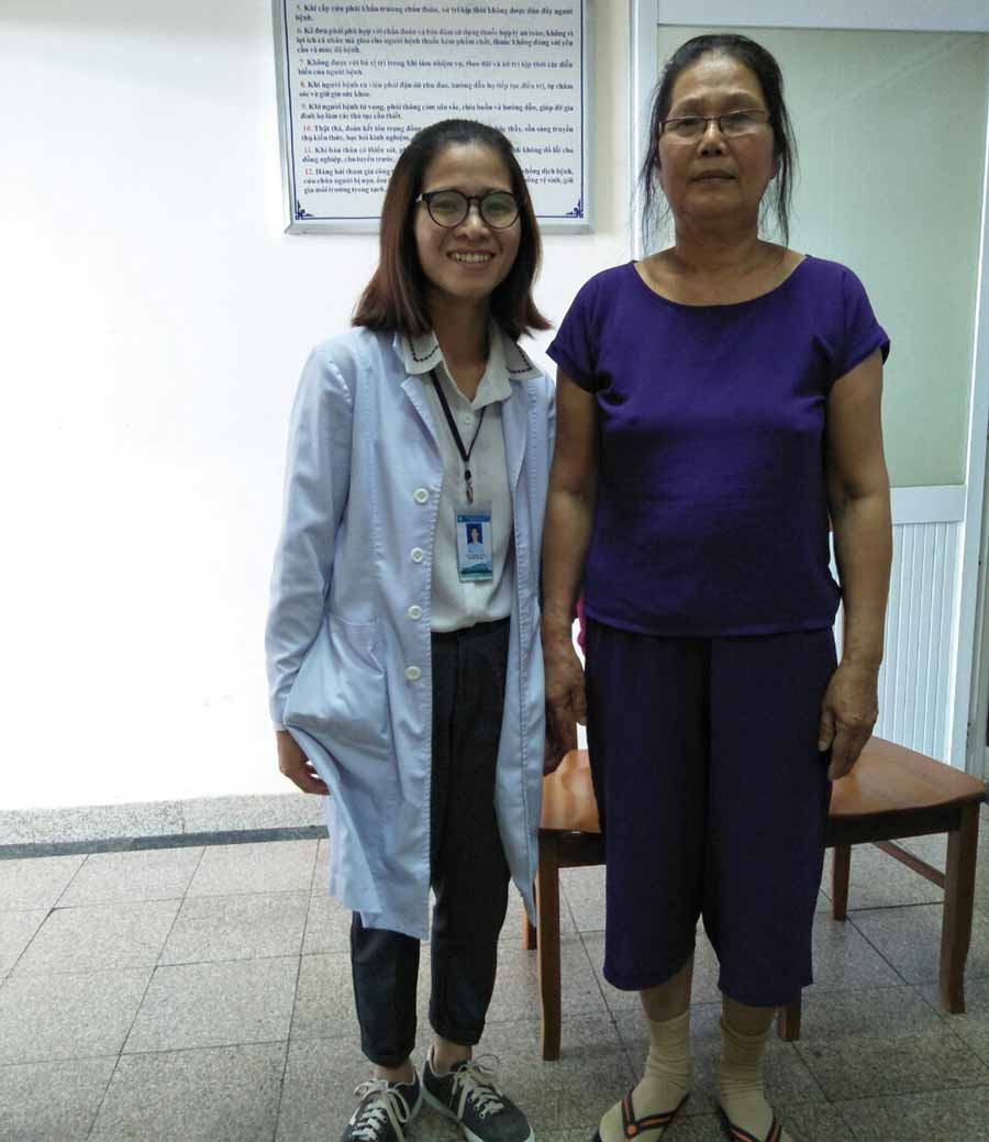 Bà Nhân (phải) hiện đã có thể đi lại bình thường. Ảnh: Văn Ngọc