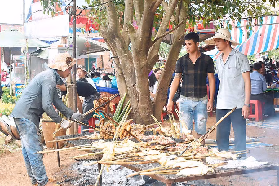 Các món ăn đặc trưng của Tây Nguyên nói chung và Chư Pah nói riêng tại phiên chợ nông sản.