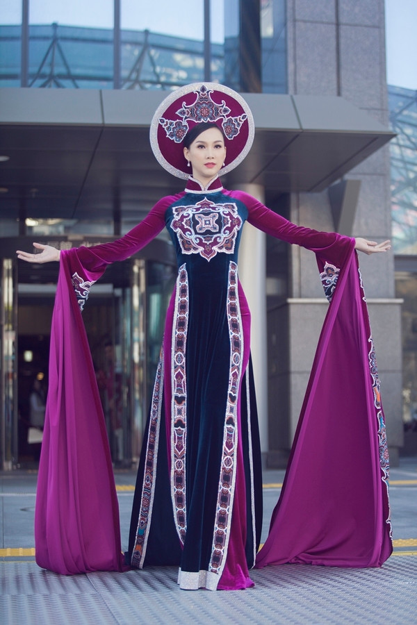 Trang phục làm từ chất liệu nhung và lụa. Nhà thiết kế sử dụng họa tiết gạch bông - hoa văn được ưa chuộng trong làng thời trang vài năm gần đây. Trang phục làm từ chất liệu nhung và lụa. Nhà thiết kế sử dụng họa tiết gạch bông - hoa văn được ưa chuộng trong làng thời trang vài năm gần đây.