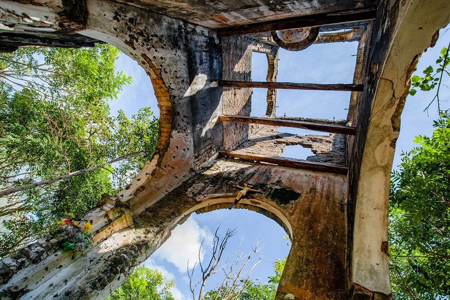 Nhà thờ cổ H'Bâu được xây dựng vào năm 1909, phía trước nhà thờ còn ghi dòng chữ Hán: Kỷ Dậu niên (năm Kỷ Dậu). Xưa, muốn vào được nơi đây phải vượt qua hai dãy núi Chư Jôr và Chư Nâm hiểm trở cùng bao mối đe dọa trong lòng rừng già. Ảnh: Chu Thế Dũng Nhà thờ cổ H'Bâu được xây dựng vào năm 1909, phía trước nhà thờ còn ghi dòng chữ Hán: Kỷ Dậu niên (năm Kỷ Dậu). Xưa, muốn vào được nơi đây phải vượt qua hai dãy núi Chư Jôr và Chư Nâm hiểm trở cùng bao mối đe dọa trong lòng rừng già. Ảnh: Chu Thế Dũng