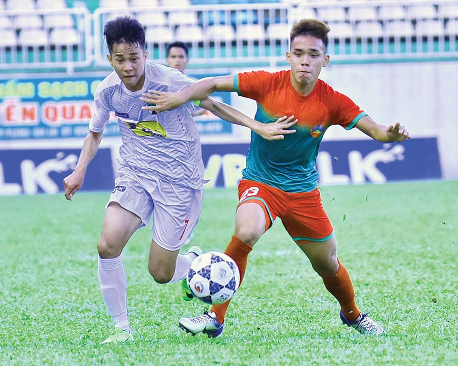  Cầu thủ U21 HA.GL (áo trắng). Ảnh: H.T