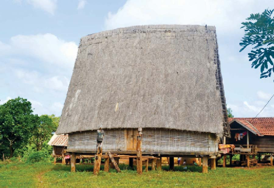  Nhà rông “vợ” ở làng Đê Tul, xã Đak Sơ Mei. Ảnh: Lê Hòa