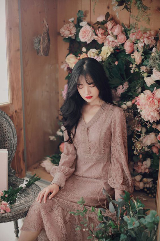 Váy ren mùa thu đông được làm mới bằng những gam màu như nude, cà phê sữa, trắng sữa. Váy ren mùa thu đông được làm mới bằng những gam màu như nude, cà phê sữa, trắng sữa.