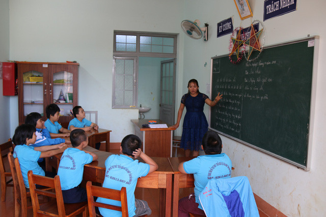 Lớp học hát của những trẻ khuyết tật do cô H'Dôn đứng lớp