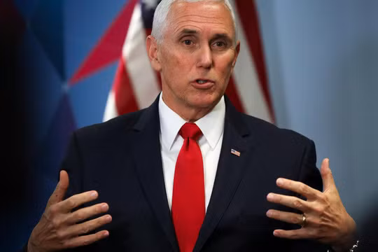  Phó Tổng thống Mỹ Mike Pence phát biểu tại một cuộc họp báo ở Singapore hôm 15-11. Ảnh: Reuters